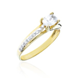 Złoty pierścionek zdobiony kamieniami 2.1340