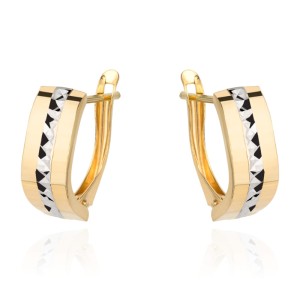 Kolczyki złote z diamentowaniem i gładkimi brzegami