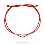 Bransoletka złote kółko z centralnym kamykiem na czerwonym sznurku