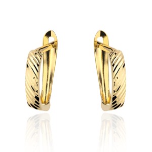 Kolczyki złote smukłe zdobione diamentowaniem na angielskim zapięciu