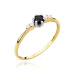 Pierścionek złoty z centralnym czarnym kamieniem i subtelnym zdobieniem