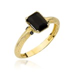 Pierścionek złoty z czarnym kamieniem i ozdobną szyną