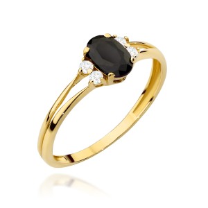 Pierścionek złoty z czarnym kamieniem zdobiony cyrkoniami
