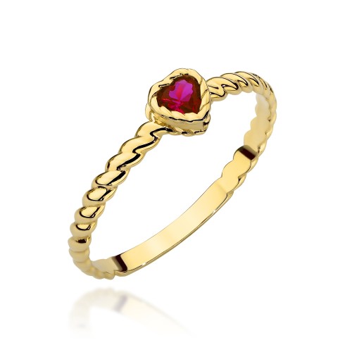 Pierścionek złoty pleciony z serduszkiem w kolorze rubinowym